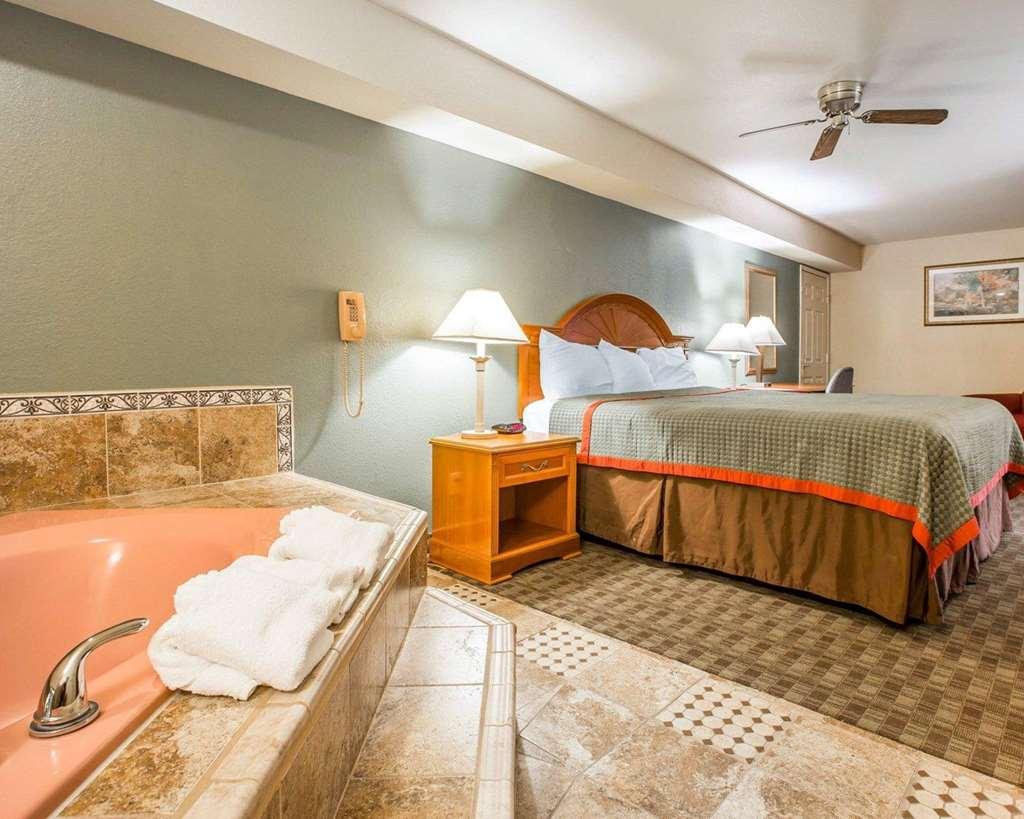 Rodeway Inn Делано Стая снимка