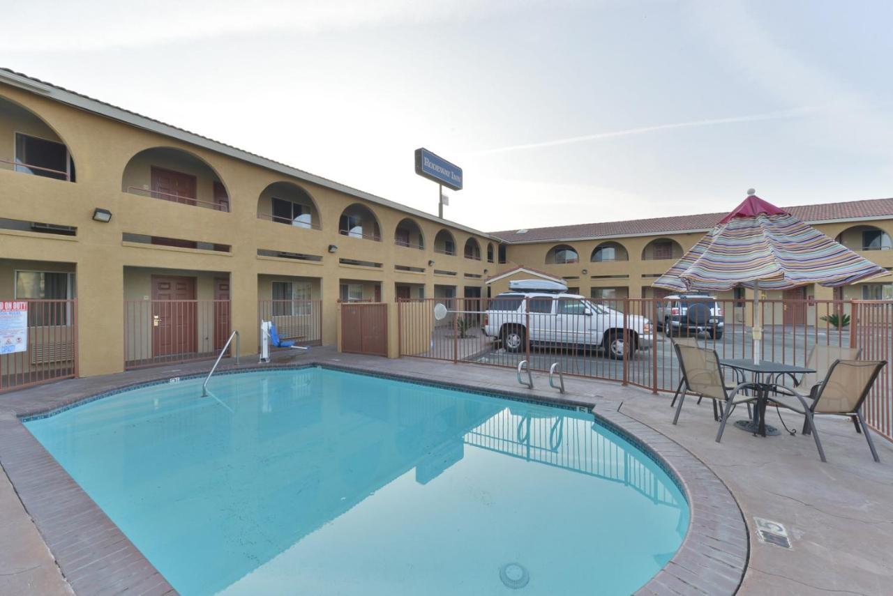 Rodeway Inn Делано Екстериор снимка