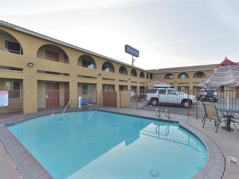Rodeway Inn Делано Екстериор снимка