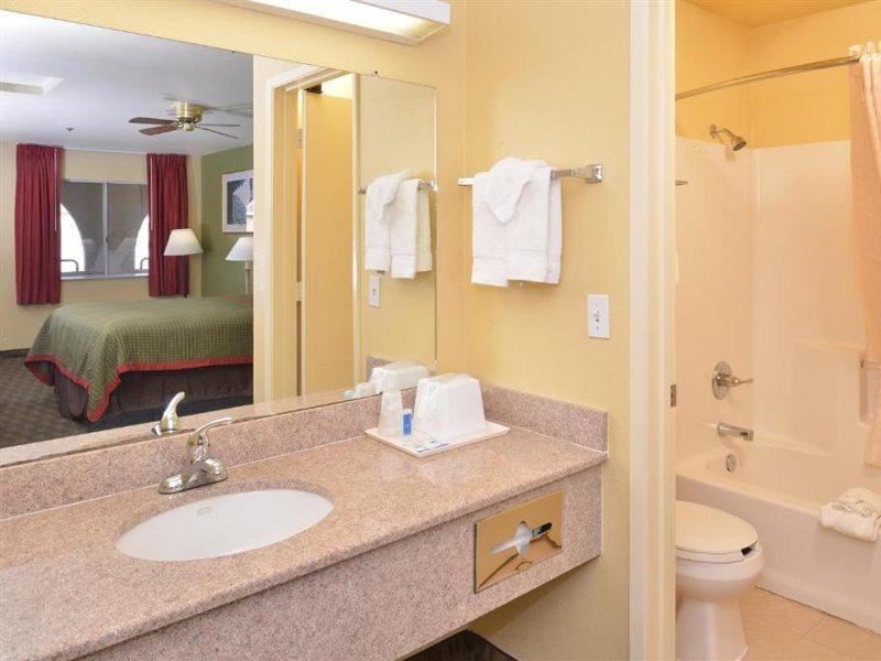Rodeway Inn Делано Екстериор снимка