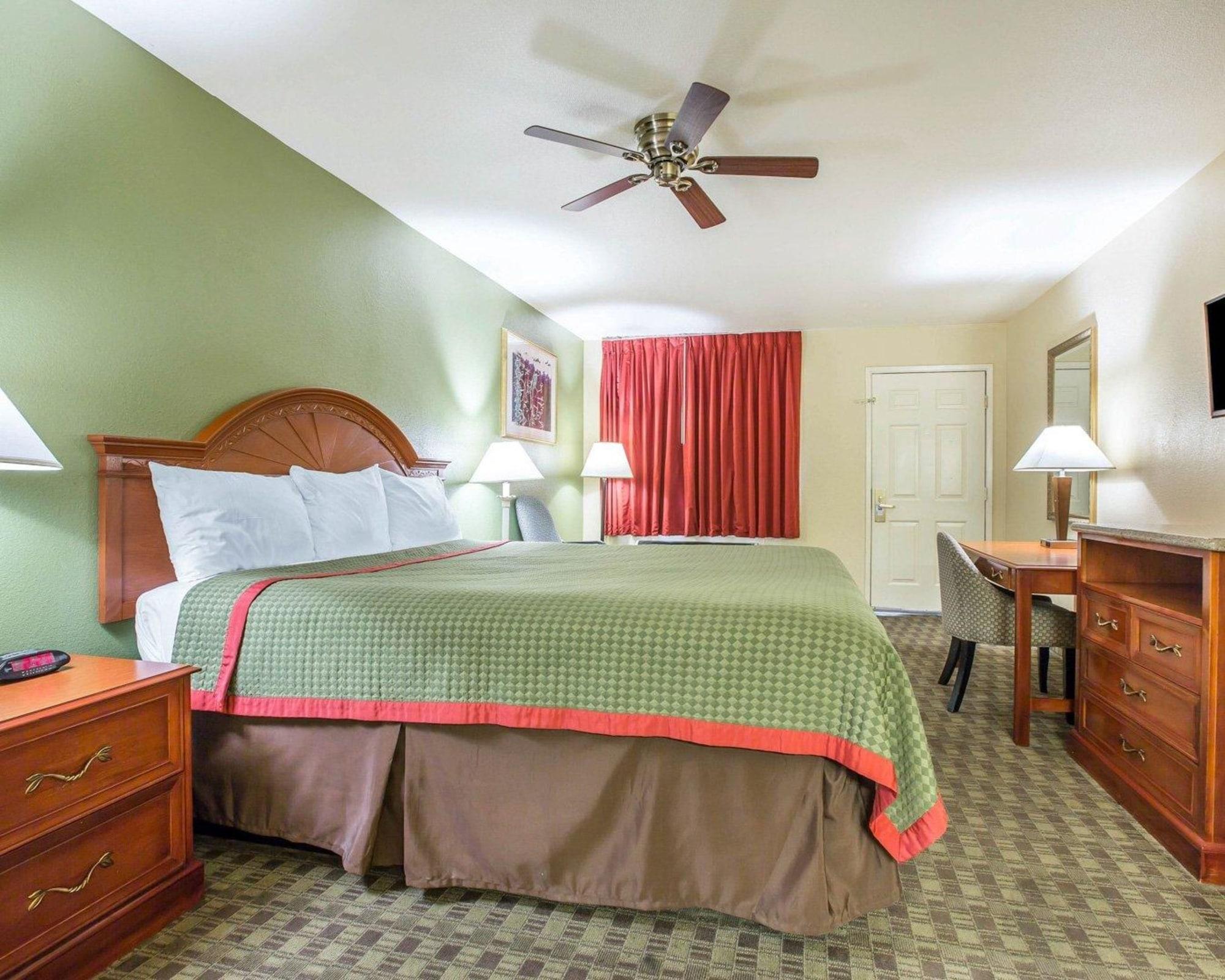 Rodeway Inn Делано Екстериор снимка