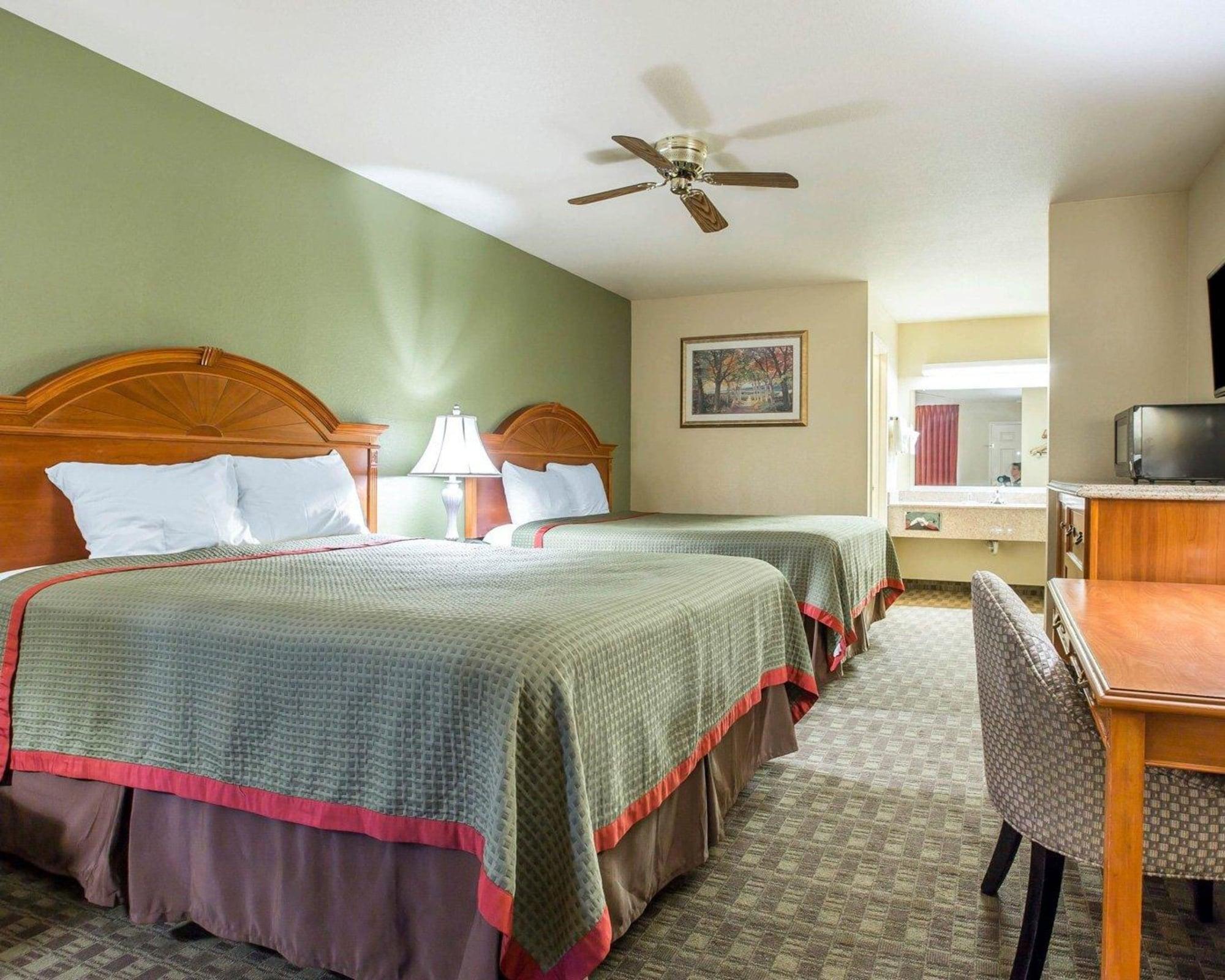 Rodeway Inn Делано Екстериор снимка