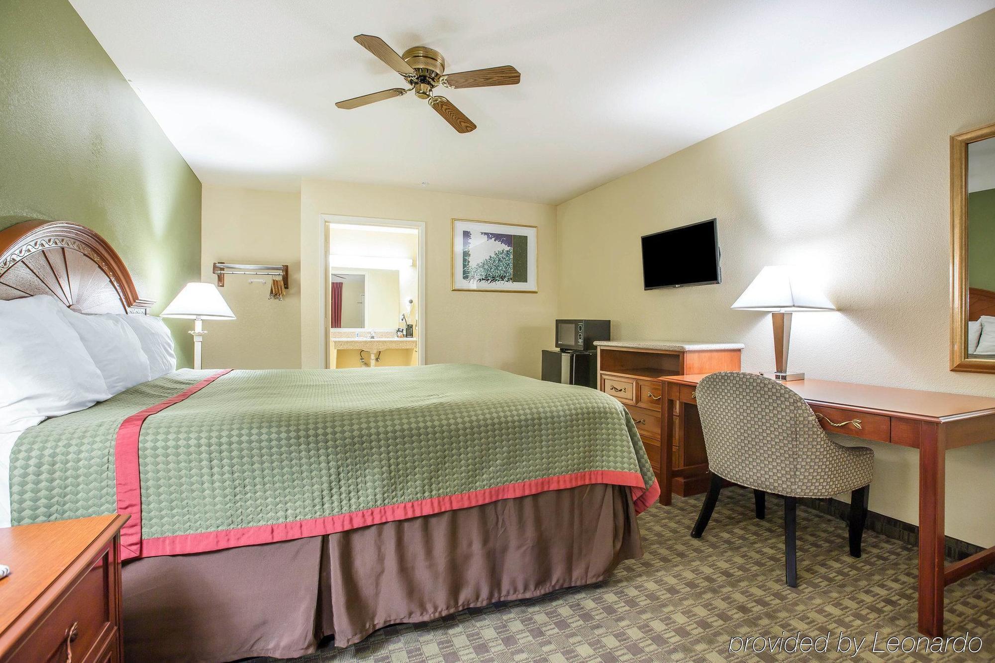 Rodeway Inn Делано Екстериор снимка