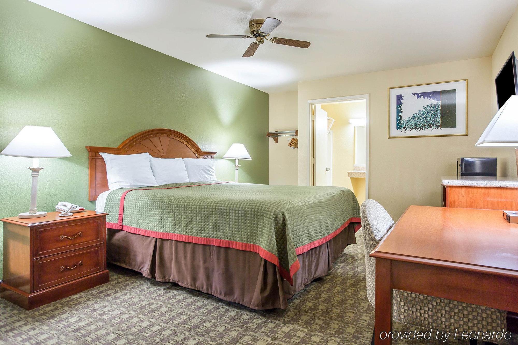 Rodeway Inn Делано Екстериор снимка