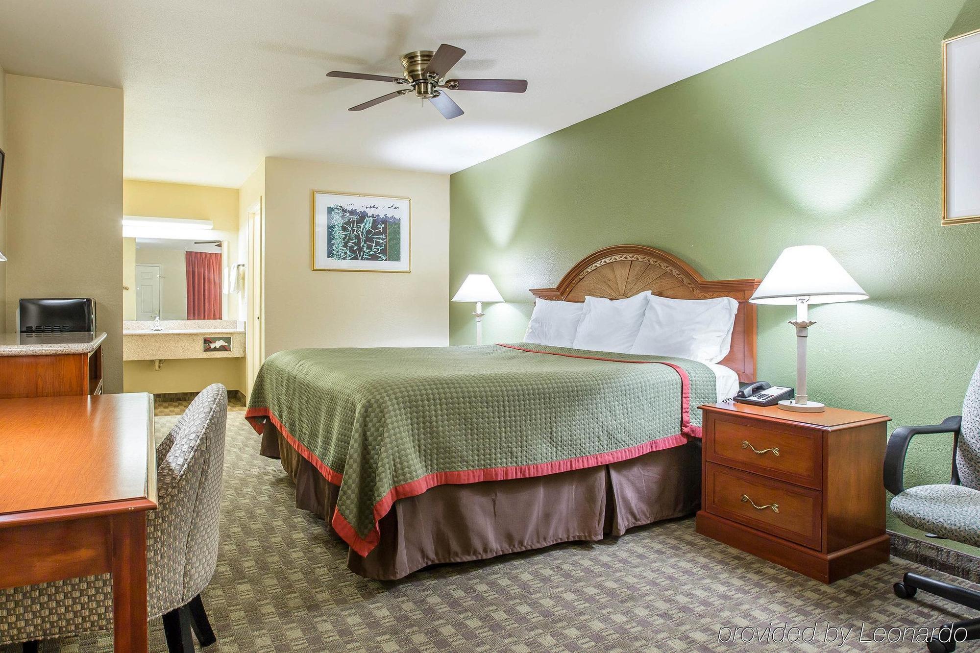Rodeway Inn Делано Екстериор снимка