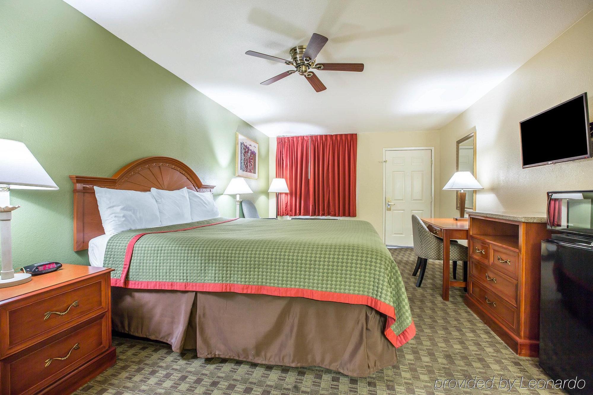 Rodeway Inn Делано Екстериор снимка
