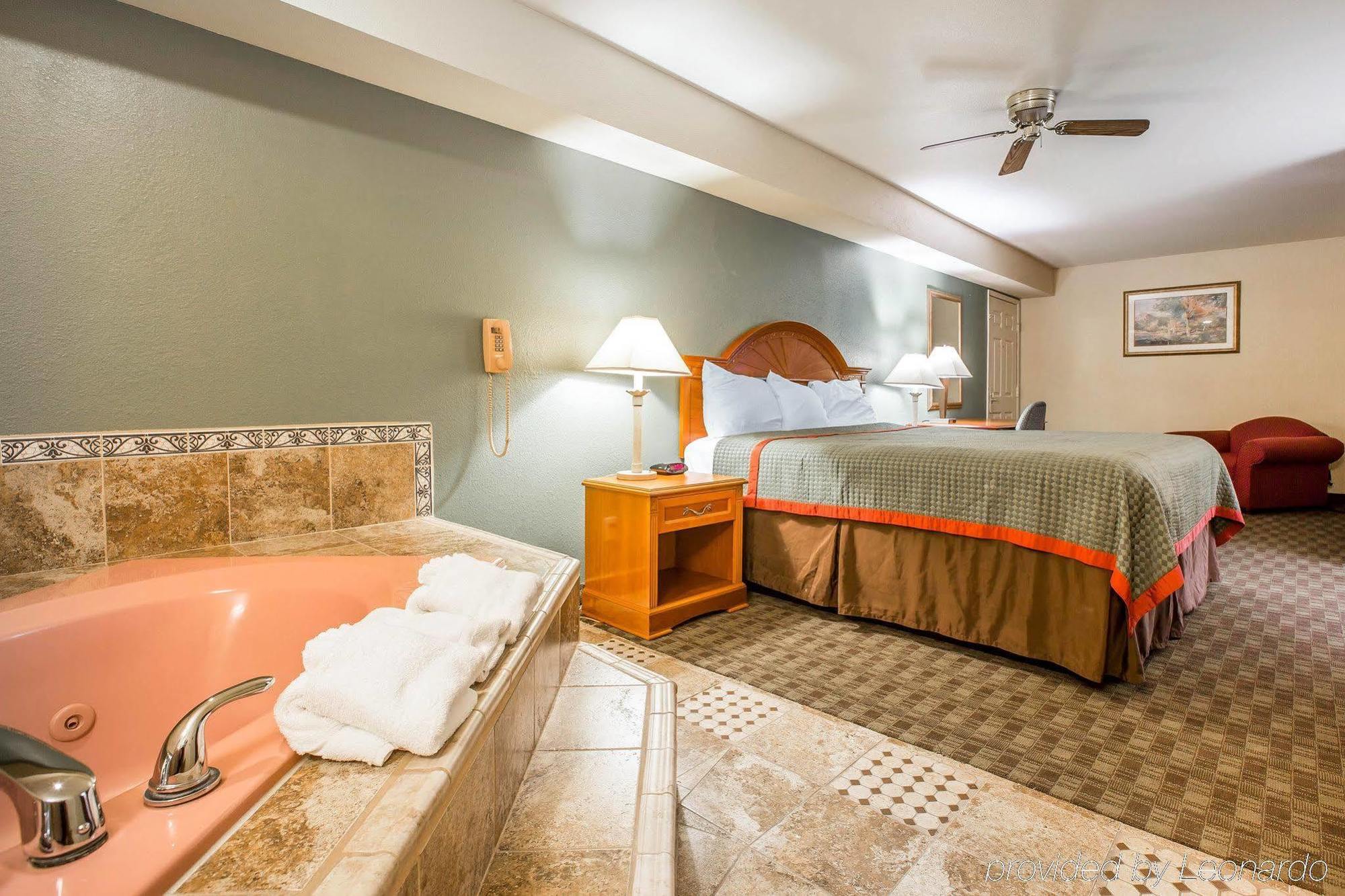 Rodeway Inn Делано Екстериор снимка