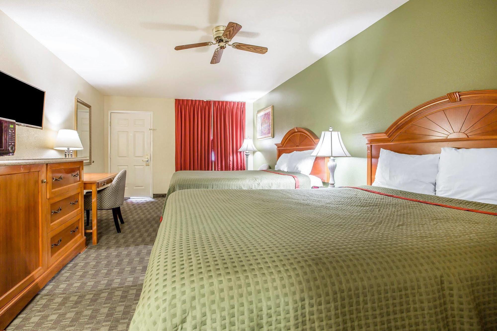 Rodeway Inn Делано Екстериор снимка
