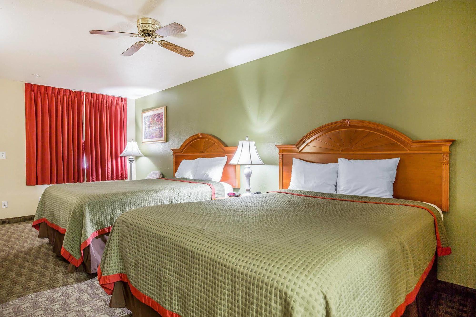Rodeway Inn Делано Екстериор снимка