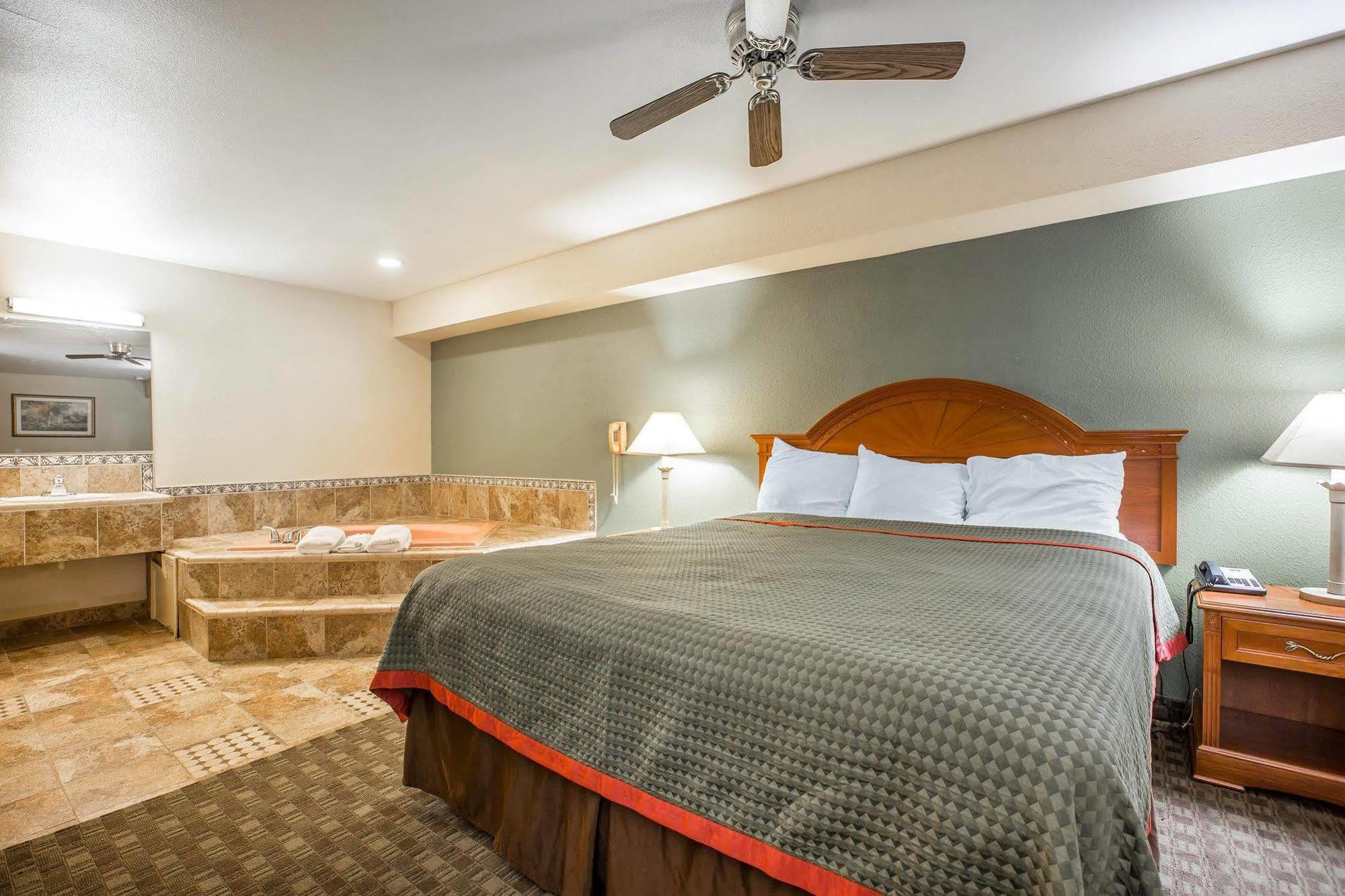 Rodeway Inn Делано Екстериор снимка