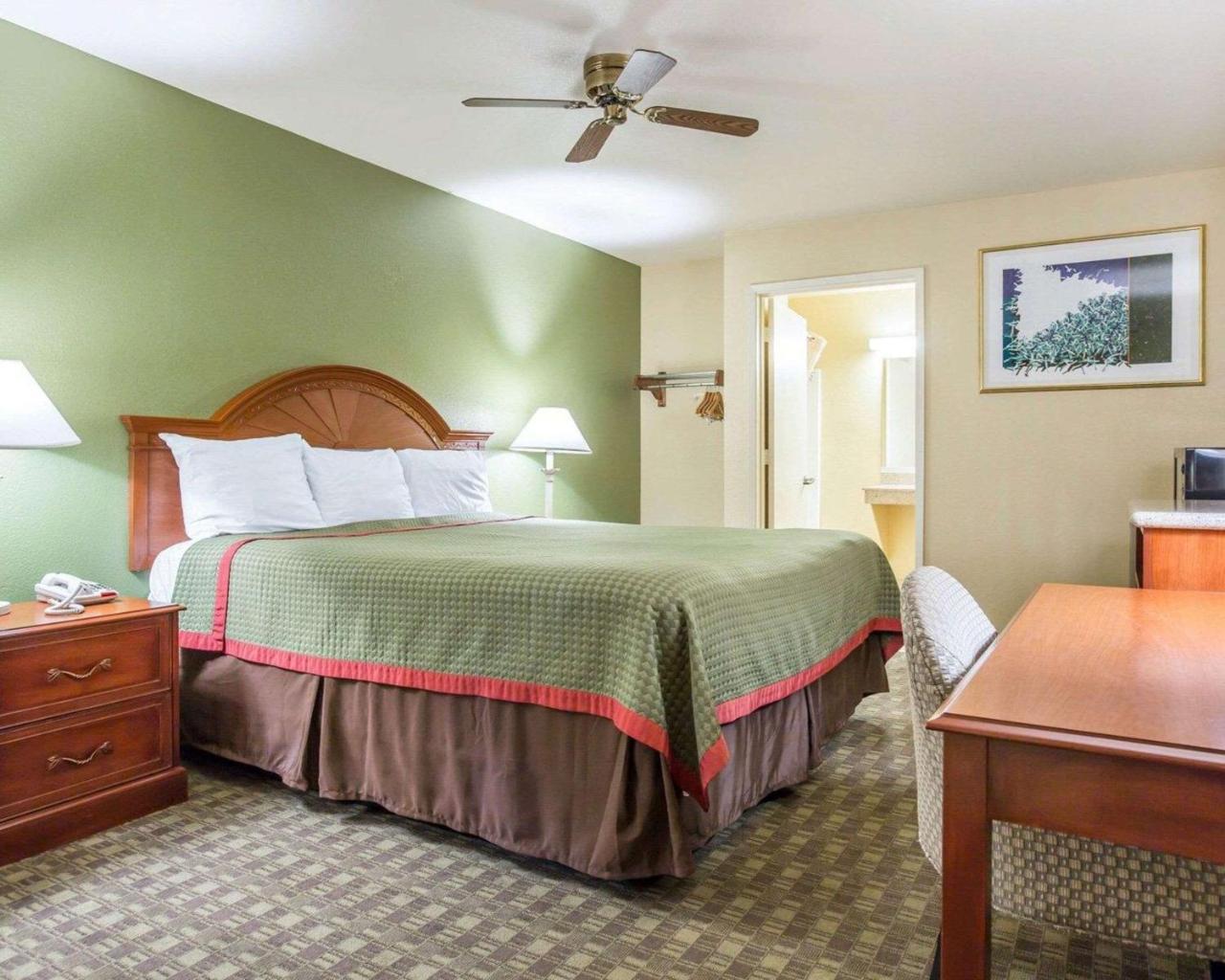 Rodeway Inn Делано Екстериор снимка