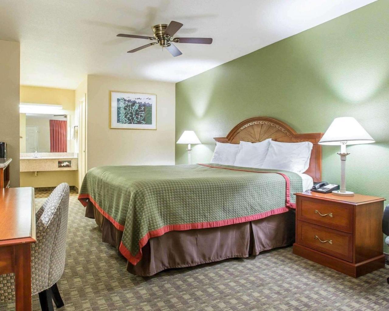 Rodeway Inn Делано Екстериор снимка