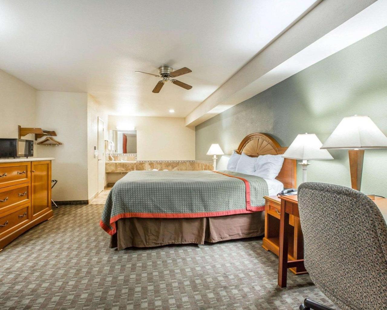 Rodeway Inn Делано Екстериор снимка
