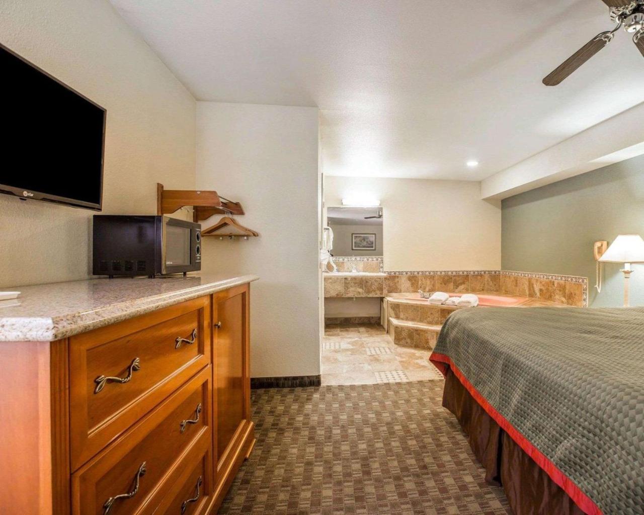 Rodeway Inn Делано Екстериор снимка