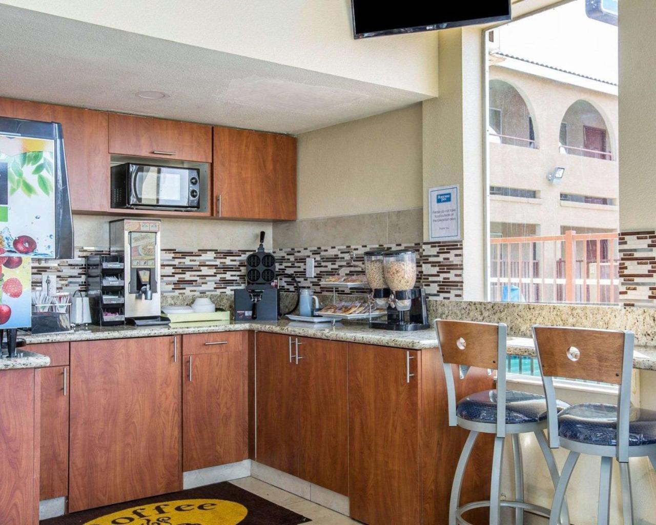 Rodeway Inn Делано Екстериор снимка