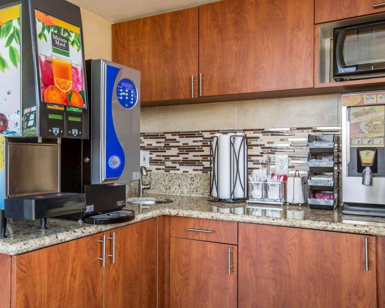 Rodeway Inn Делано Екстериор снимка