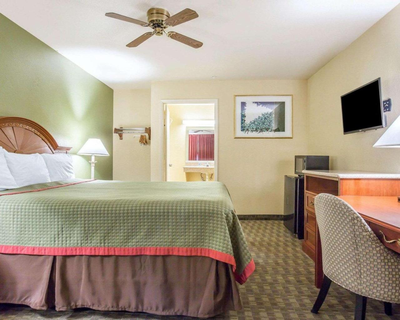 Rodeway Inn Делано Екстериор снимка